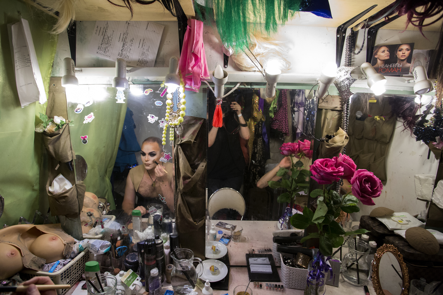 Dans la loge de Central Station, Jenya et son collègue se maquillent avant le show © Kseniya Yablonskaya